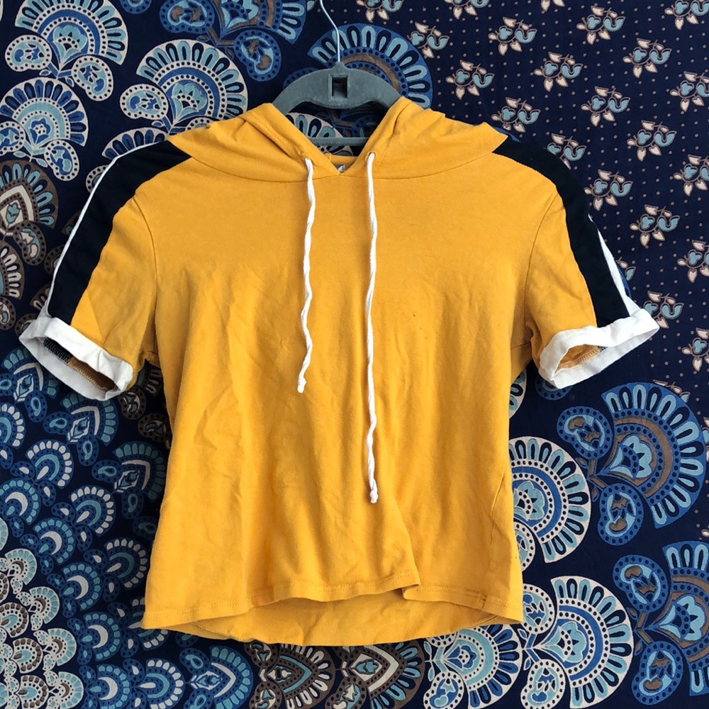Short sleeve with a hoodie